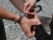 Zbliżenie damskich rąk z założonymi kajdankami