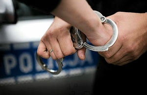 Zbliżenie ręki zakuwanej w kajdanki