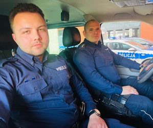 Dwaj policjanci wewnątrz radiowozu