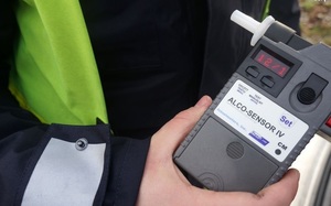 Alkomat w rękach policjanta