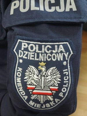 Rękaw bluzy policyjnej z tzw. garnizonówką