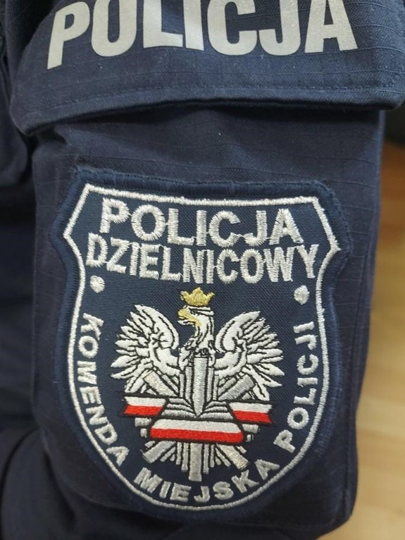 Rękaw bluzy policyjnej z tzw. garnizonówką