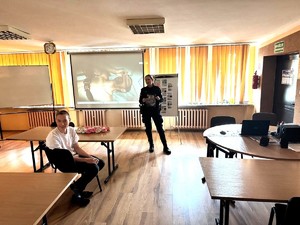 Policjantka podczas prelekcji