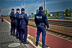 Stojący na peronie trzej strażnicy SOK oraz policjant