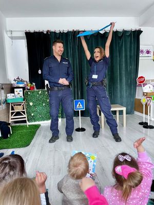 Dwójka policjantów w trakcie  pogadanki dla przedszkolaków