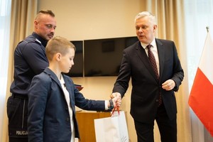 Szef MSWiA podczas spotkania z policjantem