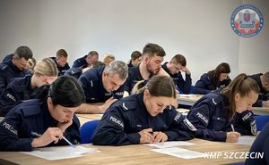 Sala wypełniona policjantami rozwiązującymi test