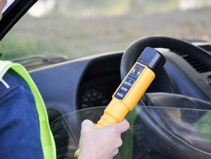 Alkotest w ręce policjanta