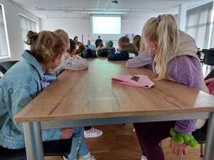 Dzieci podczas prelekcji prowadzonej przez policjantów