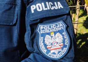 Rękaw bluzy policyjnej z naszywka dzielnicowy