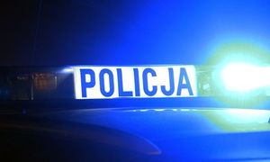 Dach radiowozu z włączoną tzw. galeryjka w scenerii nocnej