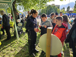 Policjantka z dziećmi na festynie