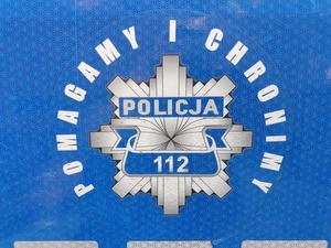 Logo policji z mottem Pomagamy i chronimy
