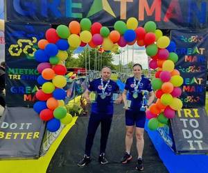 Dzielnicowy z Komendy Powiatowej Policji w Iławie oraz oficer prasowy stanęli na podium podczas Triathlonu Mietków na dystansie 1/8 Ironman