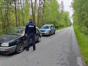 umundurowany policjant kontroluje pojazd