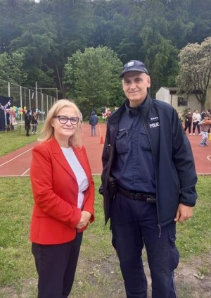 Bezpieczna zabawa i rozmowy z dzielnicowym na festynie w szkole nr.17