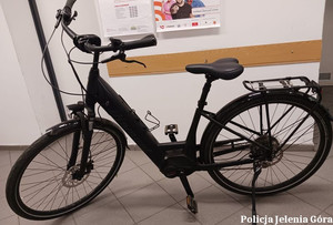 Czerny rower stojący w korytarzu
