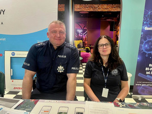 policjanci  mówili o oszustwach dokonywanych na szkodę Seniorów