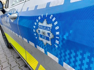 Na radiowozie logo &quot;Pomagamy i chronimy&quot;