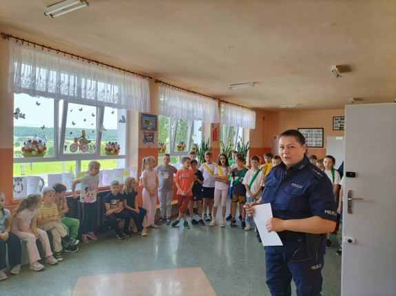 Policjantka na spotkaniu z dziećmi