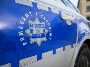 Bok radiowozu z logiem i mottem policji