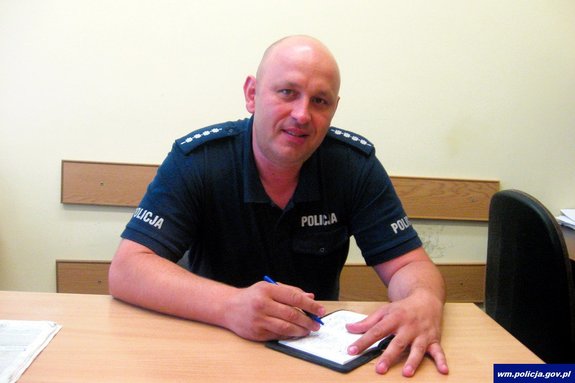 Policjant za biurkiem
