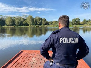 Widziany od tyłu policjant na pomoście