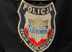 Rękaw bluzy policyjnej z naszywką dzielnicowy