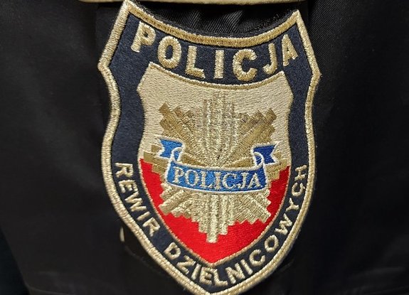 Rękaw bluzy policyjnej z naszywką dzielnicowy