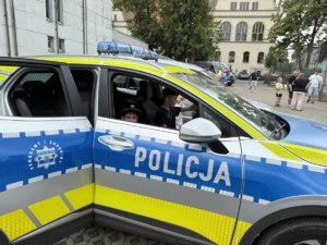 Dzieci w radiowozie