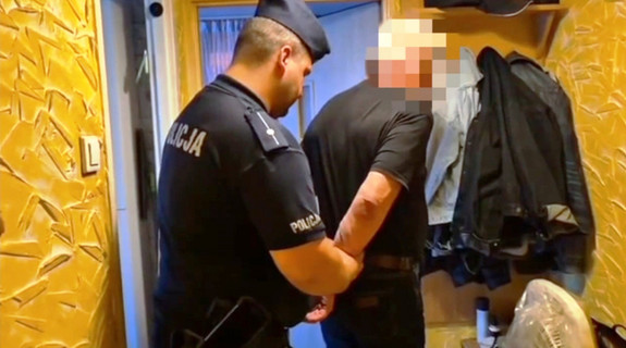 Policjant zatrzymuje mężczyznę