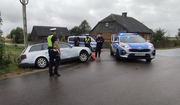 Policjanci podejmują czynności w miejscu zdarzenia drogowego.