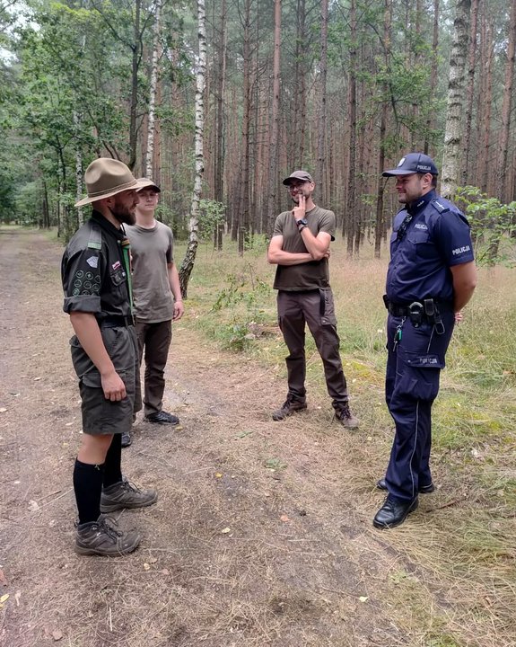 Policjant na spotkaniu z harcerzami