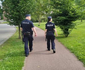 Dwoje umundurowanych policjantów podczas patrolu