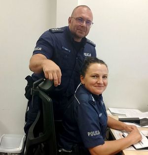 Dwoje umundurowanych policjantów