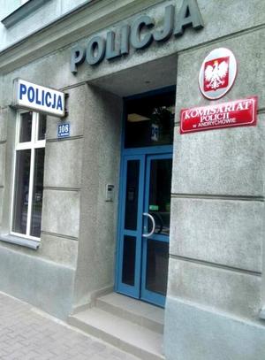 Wejście do budynku Komisariatu Policji w Andrychowie