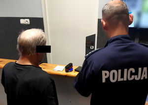 Policjant z zatrzymanym mężczyzną