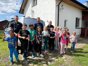 Umundurowani policjanci na spotkaniu z grupą dzieci