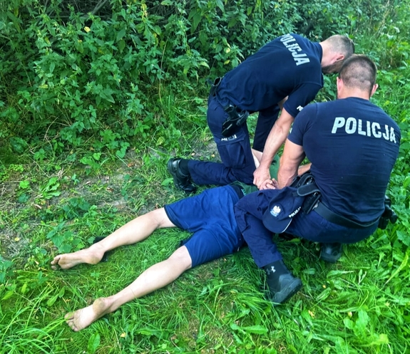 Policjanci podczas zatrzymania mężczyzny