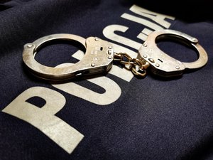 Kajdanki i napis Policja