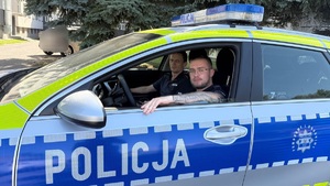 Policjanci siedzący w radiowozie