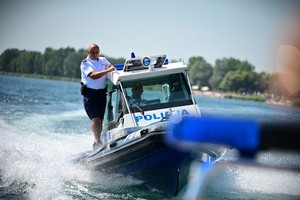 Policjant na łodzi