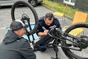 Policjant znakujący rower