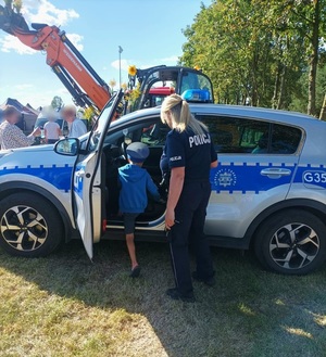 Policjanci ze Spytkowic na gminnych dożynkach w Ryczowie