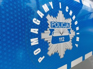 Logo policja z mottem Pomagamy i chronimy