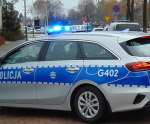 Radiowóz na tle ulicy