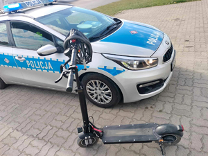 Hulajnoga na tle radiowozu
