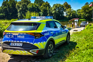 Radiowóz przed przeprawą promową