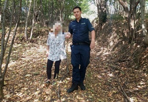 Policjant z odnalezioną kobietą
