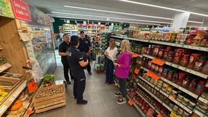 Policjanci kontrolują miejsce sprzedaży alkoholu